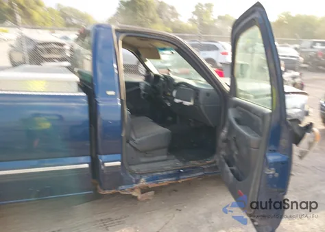 2002 Chevrolet Silverado z USA, uszkodzony, nr VIN 1GCEC14V02Z286665